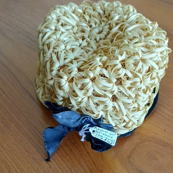 Mr. John Jr Accessories - 60's Women's Woven Straw Style Ribbon Pillbox Hat with Velvet Black Bow/Trim